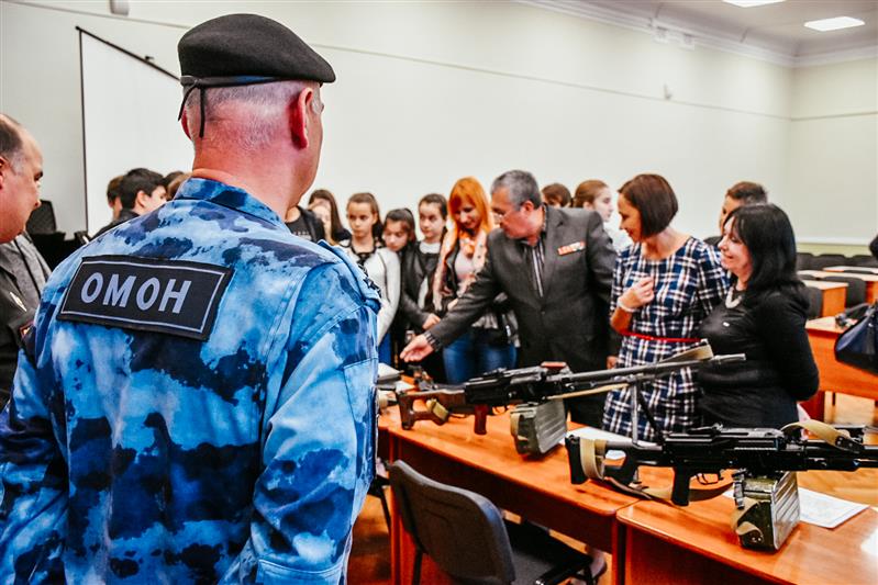 Росгвардейцы провели для адыгейских школьников тематический вечер, посвященный 100-летию со дня рождения М.Т. Калашникова