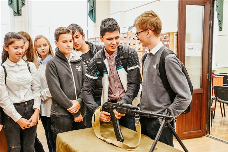 Росгвардейцы провели для адыгейских школьников тематический вечер, посвященный 100-летию со дня рождения М.Т. Калашникова