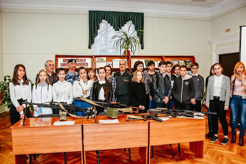 Росгвардейцы провели для адыгейских школьников тематический вечер, посвященный 100-летию со дня рождения М.Т. Калашникова