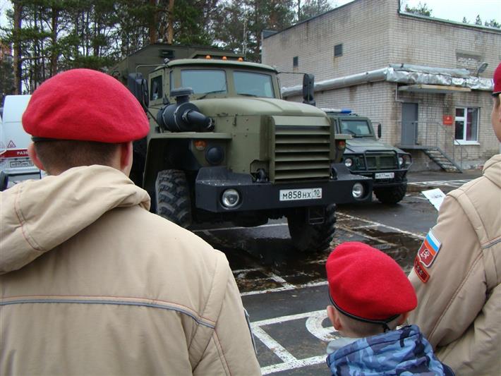 В преддверии годовщины создания карельского ОМОН отряд посетили ребята из Юнармии