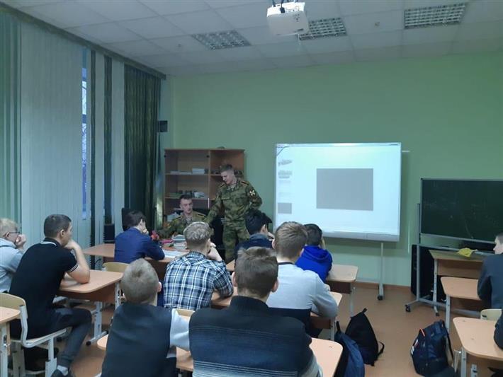 Курсанты Пермского военного института Росгвардии рассказали екатеринбургским школьникам о своей учебе