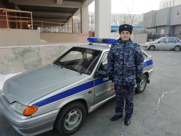 В Свердловской области офицер Росгвардии нашёл и передал полиции пропавшего ребёнка