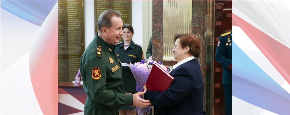 Генерал армии Виктор Золотов вручил книгу «Генерал горячих точек» родственникам генерал-полковника Юрия Шаталина (видео)