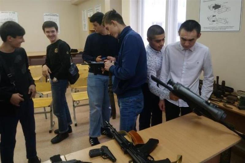 Офицеры Уральского округа Росгвардии проводят для школьников интерактивные занятия, посвящённые легендарному конструктору стрелкового оружия