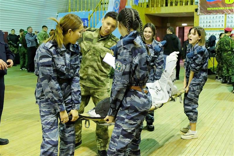 На базе якутского ОМОН состоялся военно-патриотический турнир среди девушек (фото)