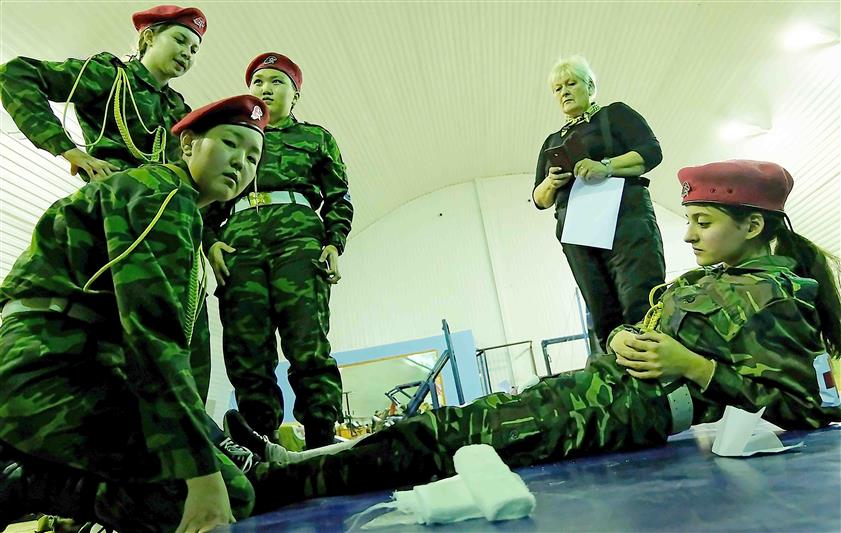 На базе якутского ОМОН состоялся военно-патриотический турнир среди девушек (фото)