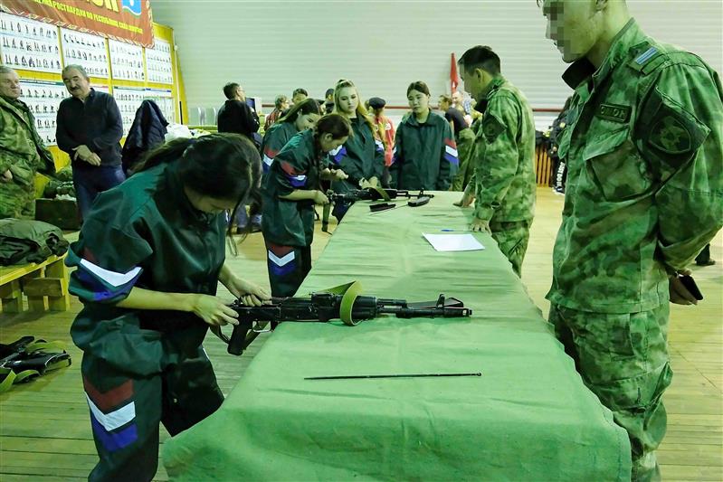 На базе якутского ОМОН состоялся военно-патриотический турнир среди девушек (фото)