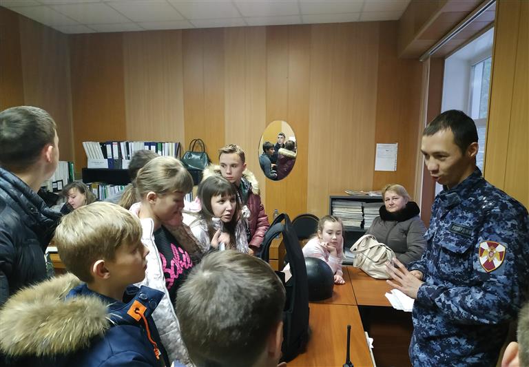 Сотрудники вневедомственной охраны Красноярского края провели день открытых дверей для воспитанников детского дома