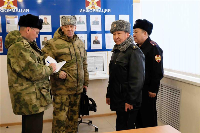 Командующий Восточным округом Росгвардии проверил организацию службы в якутском управлении ведомства