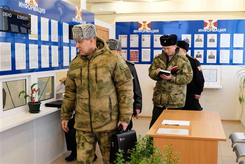 Командующий Восточным округом Росгвардии проверил организацию службы в якутском управлении ведомства