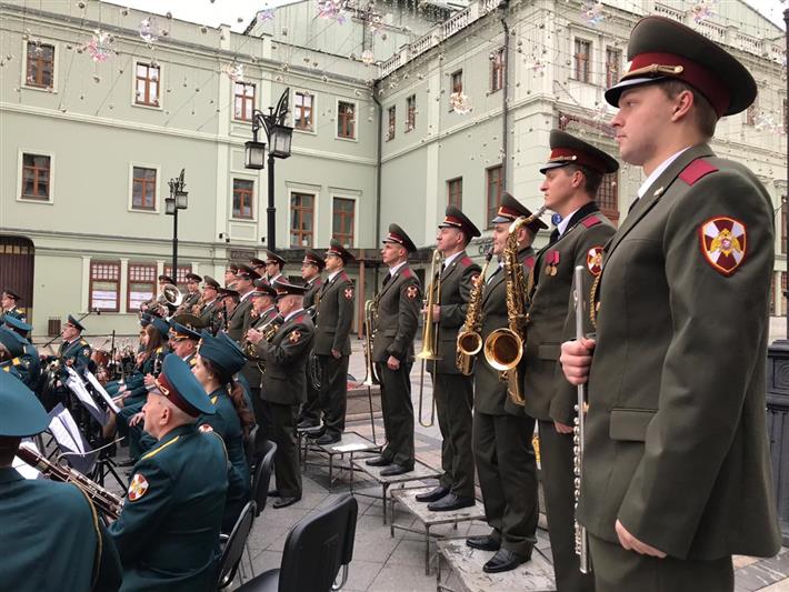 Образцово-показательный оркестр Росгвардии выступил перед началом торжественного марша в прямом эфире Первого канала (видео)