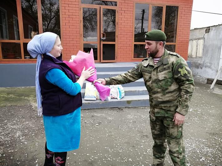 Военнослужащие грозненского соединения Росгвардии поздравили семьи погибших товарищей с Днем матери