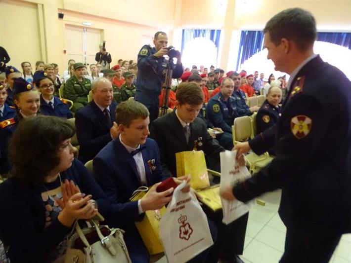 Руководство Управления Росгвардии по Алтайскому краю наградило школьников, спасших двух детей из огня