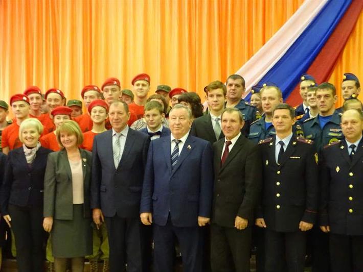Руководство Управления Росгвардии по Алтайскому краю наградило школьников, спасших двух детей из огня