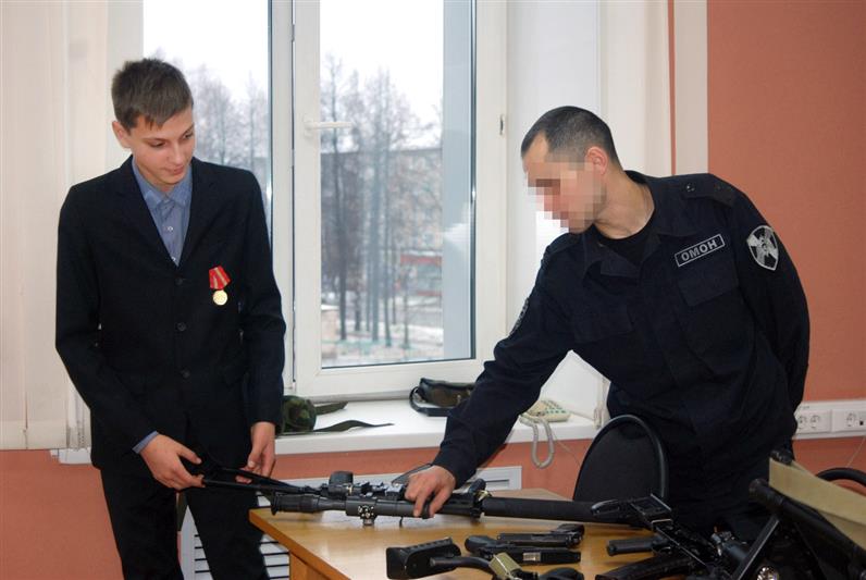 В Кирове представители Совета Федерации и Росгвардии наградили детей-героев