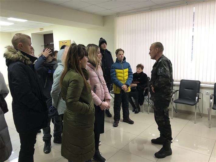 Сотрудники СОБР «Зверобой» провели для ставропольских школьников экскурсию ко Дню Героев Отечества