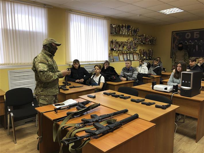 Сотрудники СОБР «Зверобой» провели для ставропольских школьников экскурсию ко Дню Героев Отечества