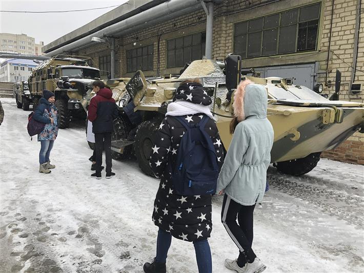 Сотрудники СОБР «Зверобой» провели для ставропольских школьников экскурсию ко Дню Героев Отечества