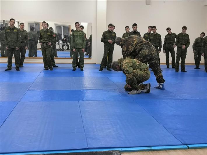 В Кабардино-Балкарии сотрудники ОМОН рассказали кадетам о сослуживцах-героях