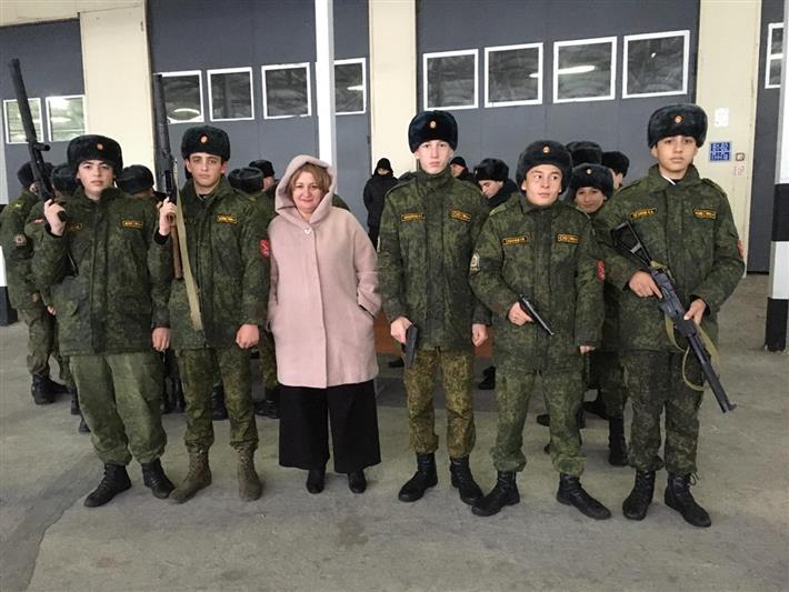 В Кабардино-Балкарии сотрудники ОМОН рассказали кадетам о сослуживцах-героях