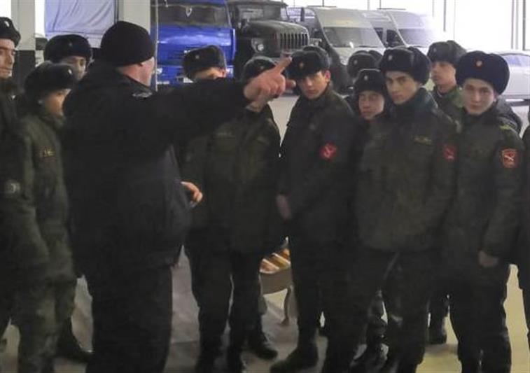 В Кабардино-Балкарии сотрудники ОМОН рассказали кадетам о сослуживцах-героях