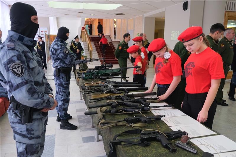 Более 700 курских школьников познакомились с Росгвардией