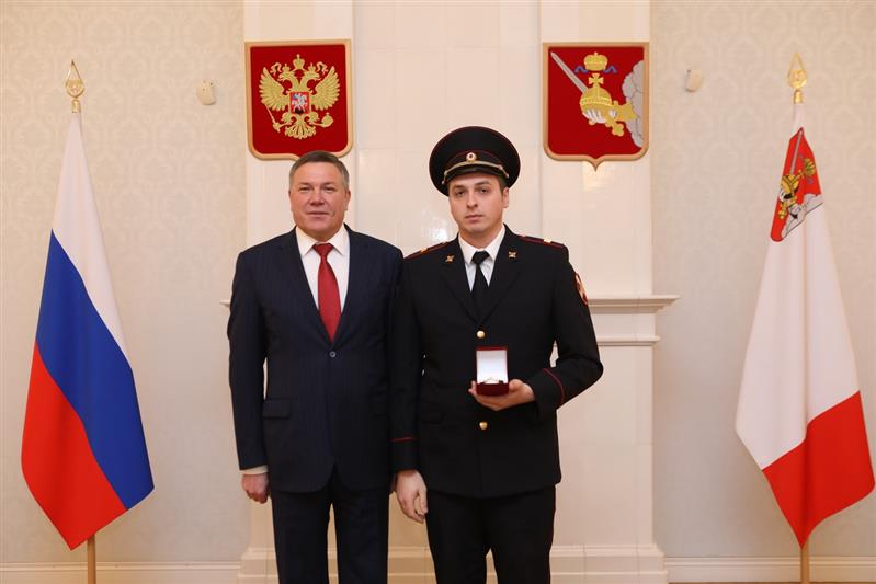 Губернатор Вологодской области наградил сотрудника Росгвардии, спасшего тонувшего в реке мужчину