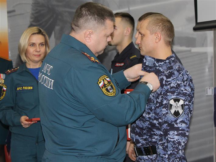 Росгвардейцы, спасшие пять человек на пожаре в Иркутске, награждены медалями МЧС России (видео)