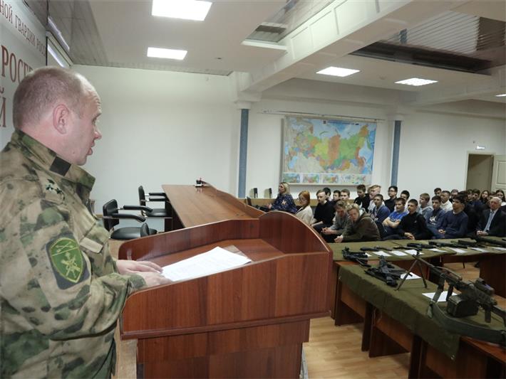 В День Героев Отечества томские росгвардейцы провели тематическое мероприятие для школьников