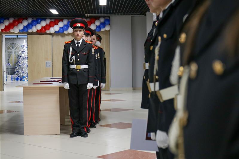 Офицер Росгвардии поздравил челябинских школьников с посвящением в кадеты 