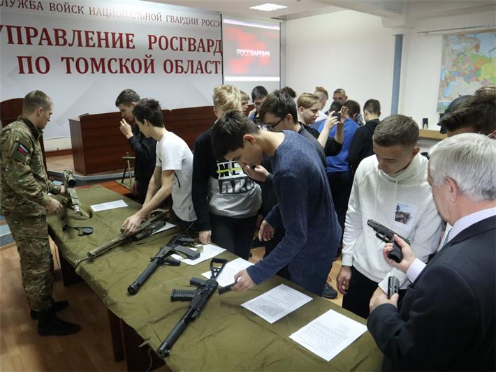 В День Героев Отечества томские росгвардейцы провели тематическое мероприятие для школьников