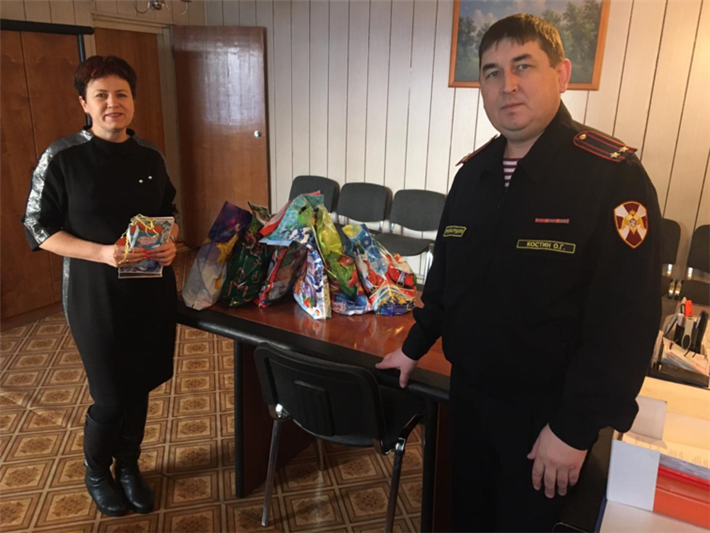 В Кузбассе бойцы Росгвардии передали новогодние подарки детскому дому