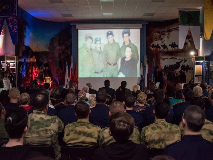 Военнослужащие Росгвардии в Астрахани поздравили региональный Комитет солдатских матерей с 25-летием 