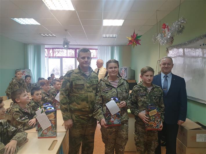 Калининградские росгвардейцы поздравили подшефных кадет с наступающим Новым годом