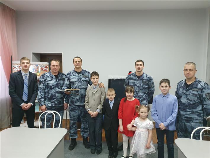 В региональных управлениях Центрального округа Росгвардии поздравили детей наступающим Новым годом