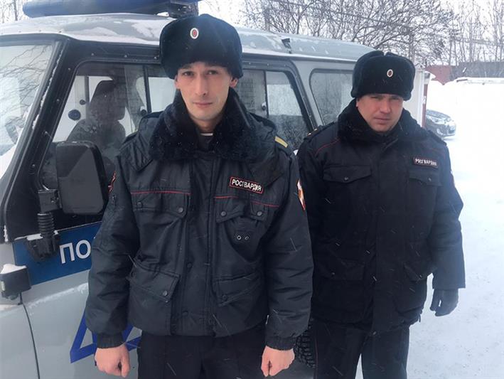 В Кузбассе сотрудники Росгвардии вернули домой потерявшегося мальчика 