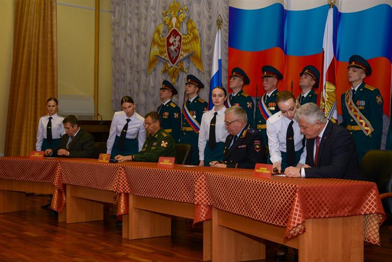 В Екатеринбурге состоялась церемония гашения марки, посвященной Герою России полковнику милиции Леониду Валову 