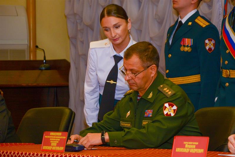 В Екатеринбурге состоялась церемония гашения марки, посвященной Герою России полковнику милиции Леониду Валову 