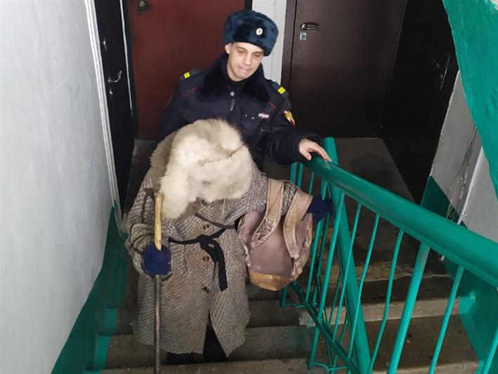 Бойцы Росгвардии помогли пожилой жительнице Таштагола, забывшей дорогу домой 