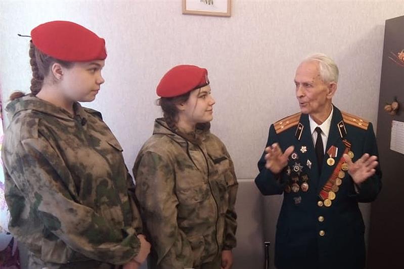 В Кузбассе подшефные Росгвардии поздравили ветерана ВОВ с наступающим Новым годом