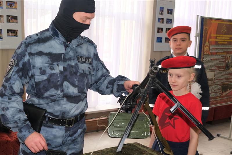 Более 700 курских школьников познакомились с Росгвардией