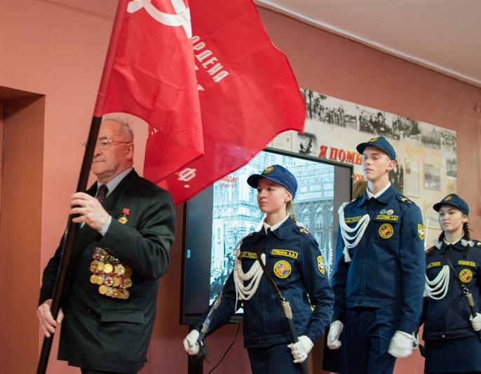 В Архангельске ветераны войск национальной гвардии приняли участие в патриотической акции «Знамя Победы»