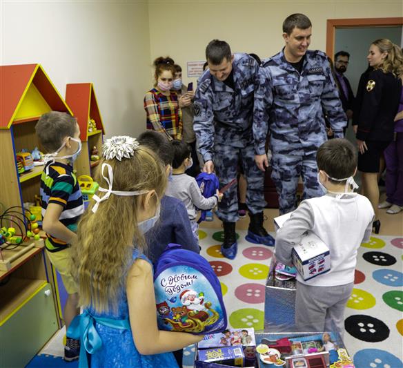 Сотрудники столичного главка Росгвардии поздравили маленьких пациентов Центра сердечно-сосудистой хирургии им. А.Н. Бакулева с Новым годом