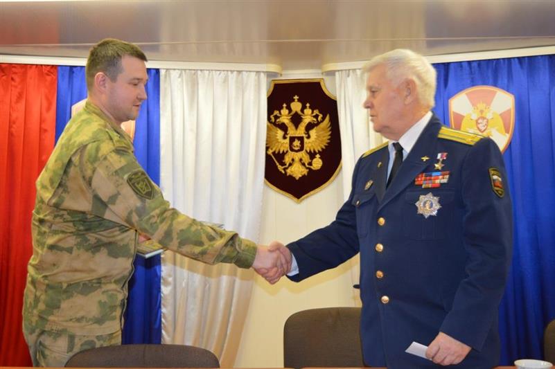 Военнослужащие и сотрудники Уральского округа Росгвардии проводят для воспитанников учебных заведений занятия патриотической направленности 