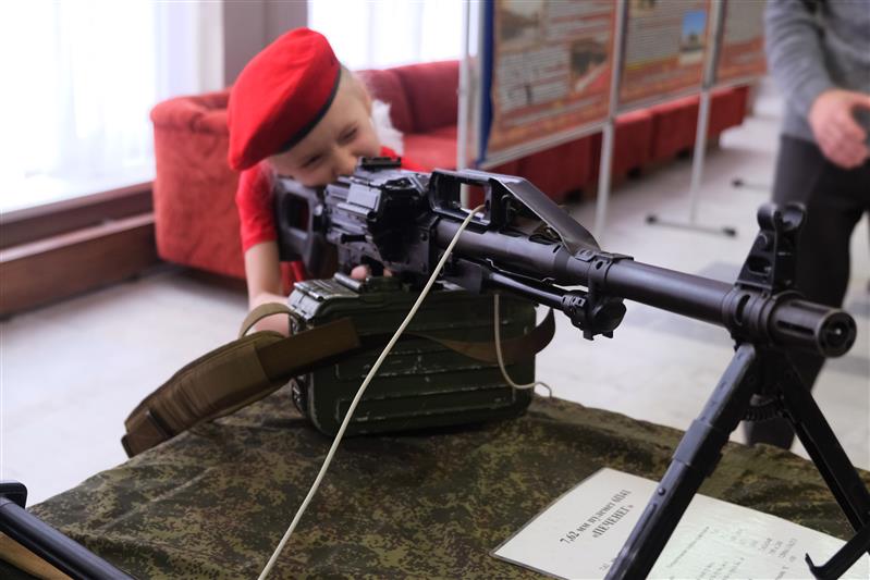 Более 700 курских школьников познакомились с Росгвардией