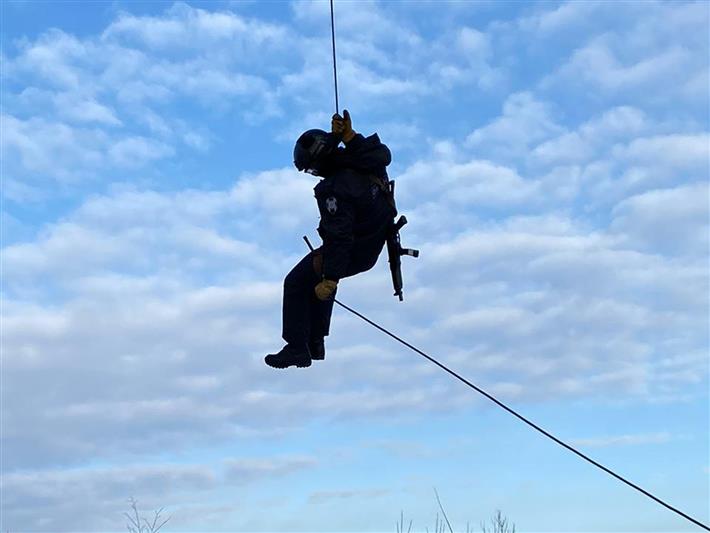 Съемочная группа иркутской телекомпании «АИСТ» побывала на тренировке сотрудников ОМОН на транспорте (фото, видео)
