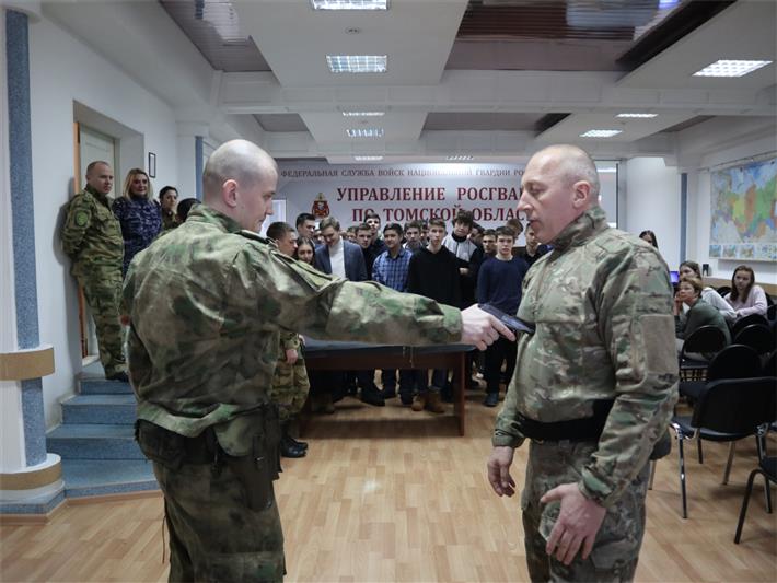 В День Героев Отечества томские росгвардейцы провели тематическое мероприятие для школьников