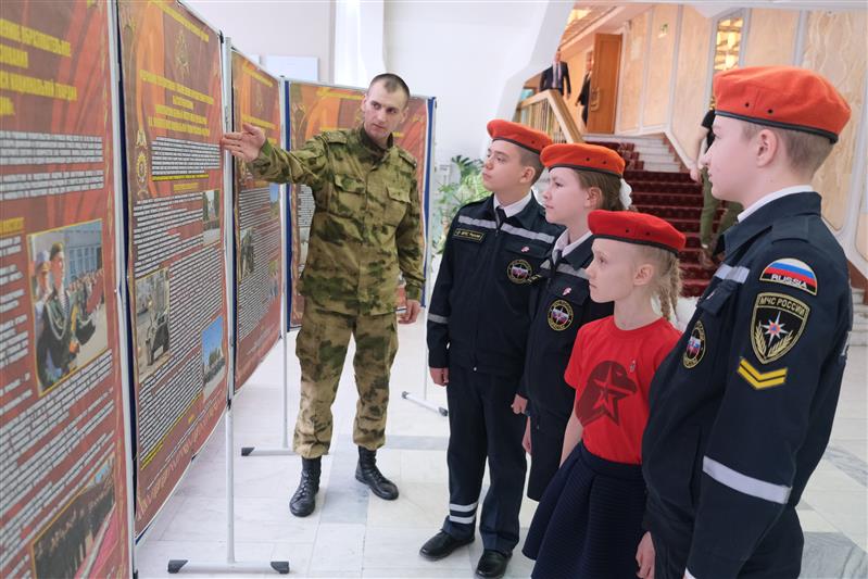 Более 700 курских школьников познакомились с Росгвардией