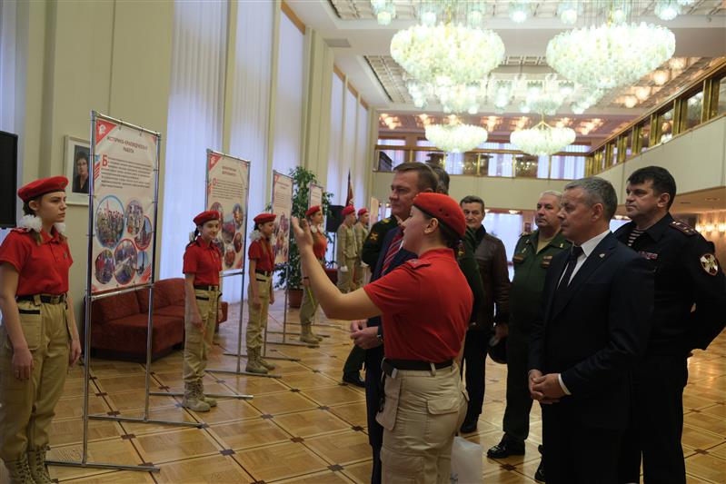 Более 700 курских школьников познакомились с Росгвардией