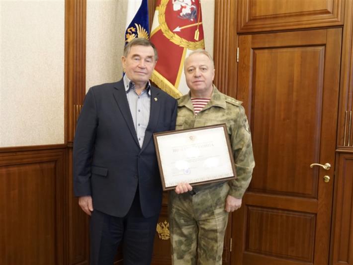 Командующий Сибирским округом Росгвардии наградил почетной грамотой президента промышленно-строительного концерна «Сибирь» 